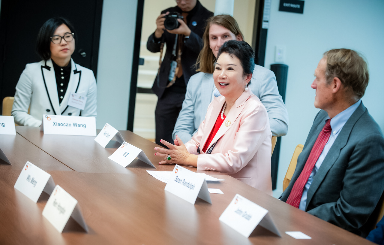 千赢国际集团董事局李俐参加贸促会活动