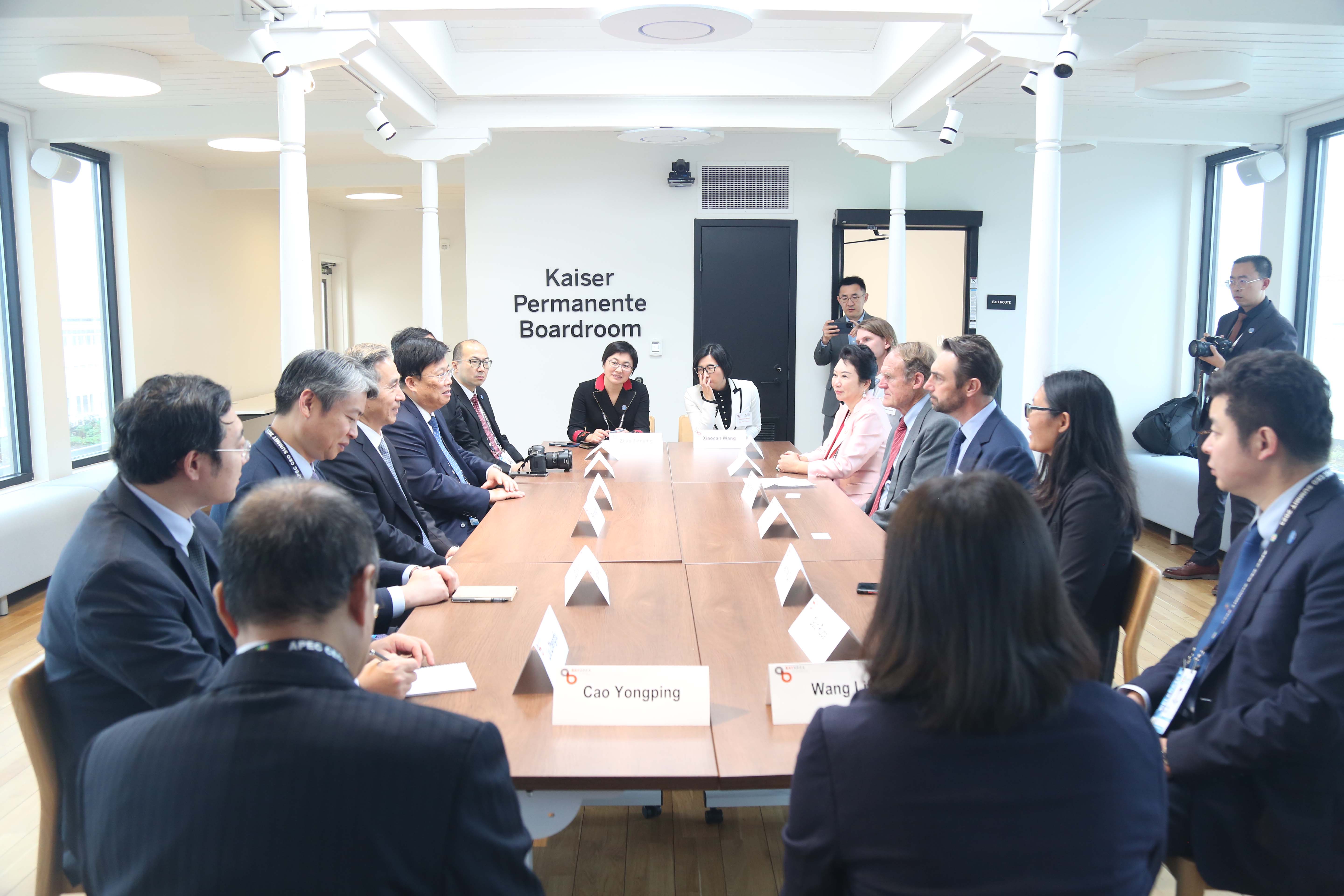 千赢国际集团董事局李俐与中国贸促会会长任鸿斌交流